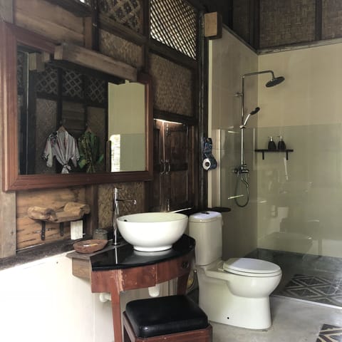 Separate tub and shower, deep soaking tub, rainfall showerhead