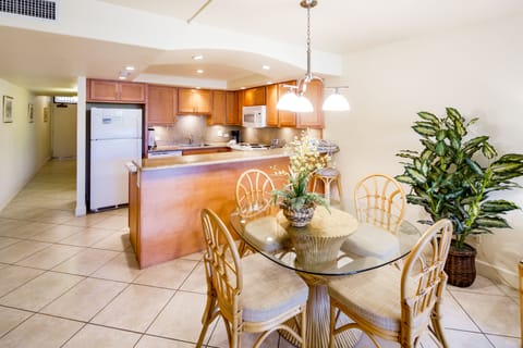 Standard Condo, 1 Bedroom, 2 Bathrooms | In-room dining