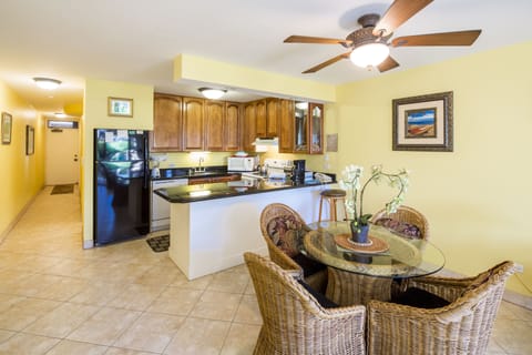 Condo, 1 Bedroom, 2 Bathrooms, Partial Ocean View | Private kitchen | Fridge, microwave, oven, stovetop