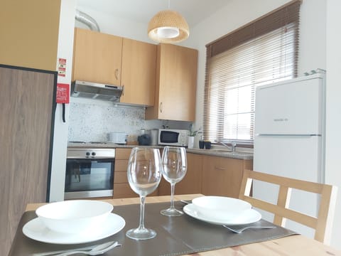 Standard Room | Private kitchen | Full-size fridge, microwave, oven, stovetop