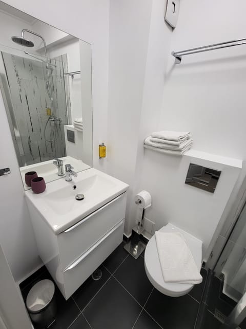 Classic Double Room, 1 Bedroom | Bathroom | Shower, free toiletries, hair dryer, towels