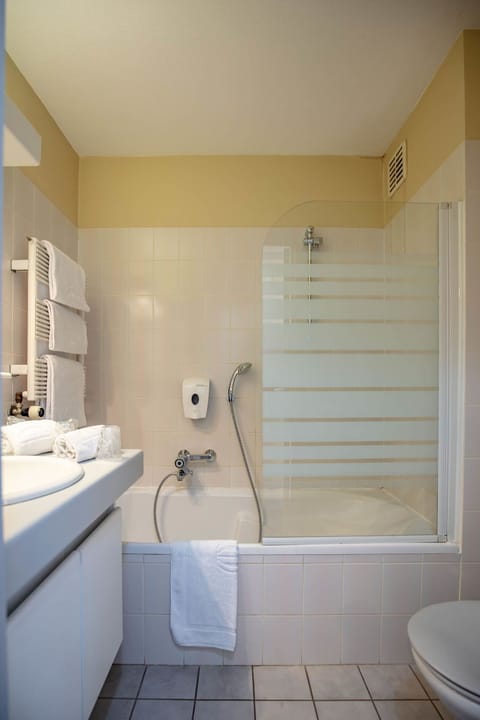 Deep soaking tub, free toiletries, hair dryer, towels