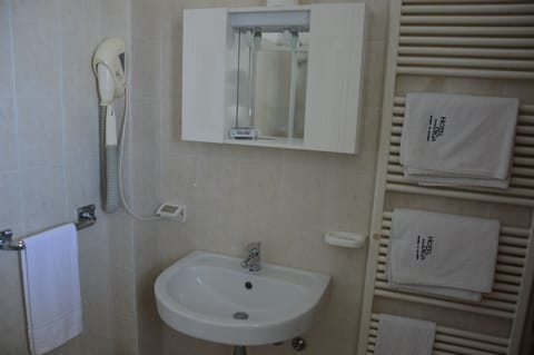 Double Room | Bathroom | Shower, rainfall showerhead, free toiletries, hair dryer