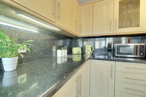 Private kitchen | Full-size fridge, microwave, oven, stovetop