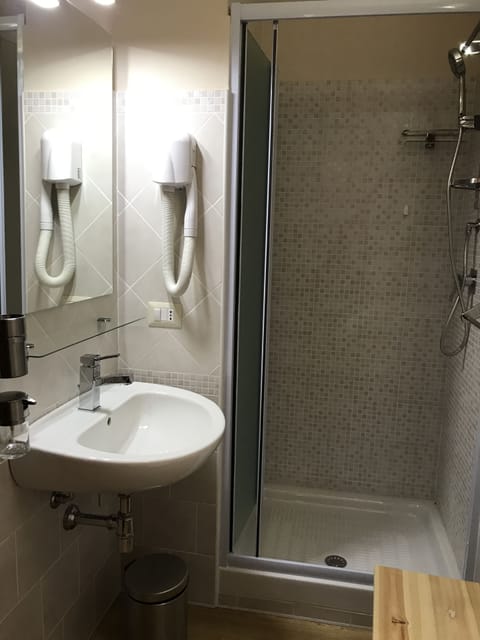 Comfort Twin Room, 1 Bedroom, Non Smoking, Balcony | Bathroom | Shower, free toiletries, hair dryer, bidet