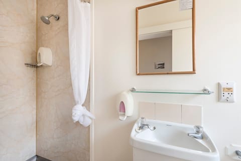 Large Twin Room Budget | Bathroom | Shower, free toiletries, hair dryer, towels
