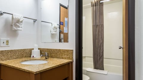 Combined shower/tub, towels