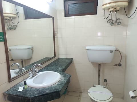 Deluxe Room | Bathroom | Bathtub, free toiletries, towels, soap