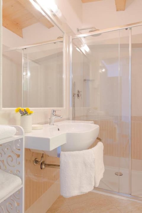 Superior Double Room | Bathroom | Shower, free toiletries, hair dryer, bidet