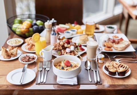 Daily cooked-to-order breakfast (AUD 59 per person)
