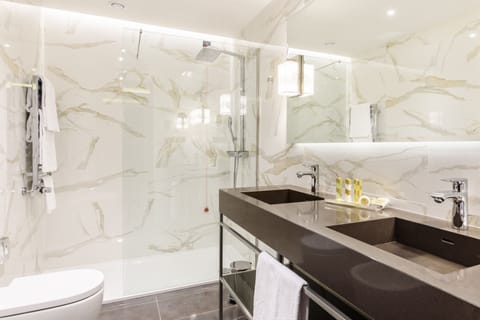 Junior Suite | Bathroom | Deep soaking tub, eco-friendly toiletries, hair dryer, bathrobes