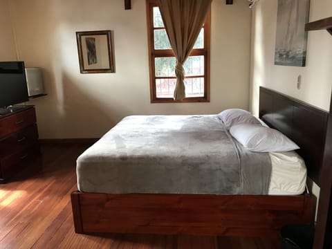 Double Room, 1 King Bed | In-room safe, desk, free WiFi, bed sheets