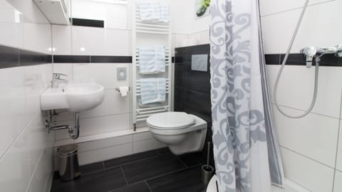 Double Room | Bathroom | Shower, free toiletries, hair dryer, towels