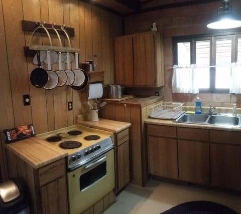 Lots of the things you need in the kitchen. Even sharp knives!