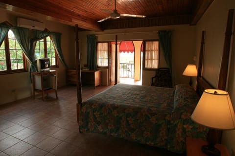 Standard Room, 1 King Bed, Sea View | Premium bedding, in-room safe, desk, blackout drapes