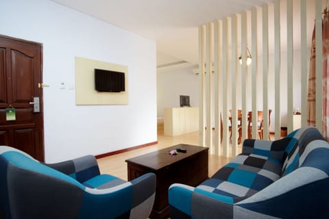 Suite | Living room | 32-inch TV with satellite channels