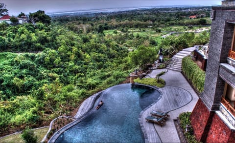 2 outdoor pools, an infinity pool