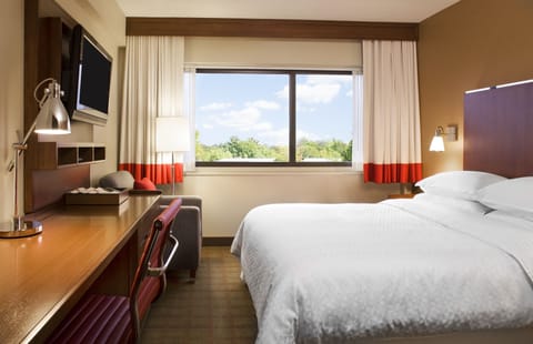 Room, 1 King Bed, Accessible (TBB) | Premium bedding, in-room safe, desk, laptop workspace