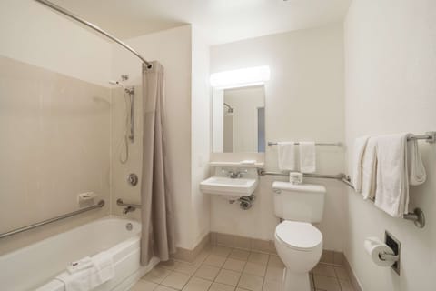 Combined shower/tub, free toiletries, hair dryer, towels