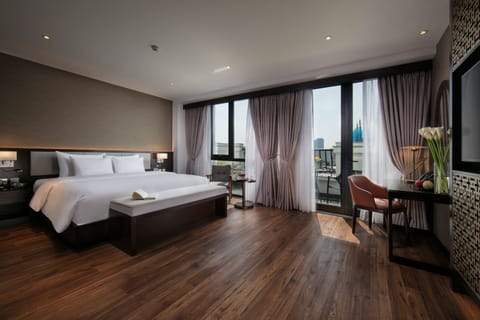 Suite | 1 bedroom, premium bedding, minibar, in-room safe