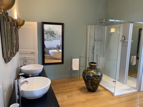 Superior Double Room, Ensuite, Garden View (Chambre de l'Amiral) | Bathroom | Separate tub and shower, deep soaking tub, designer toiletries
