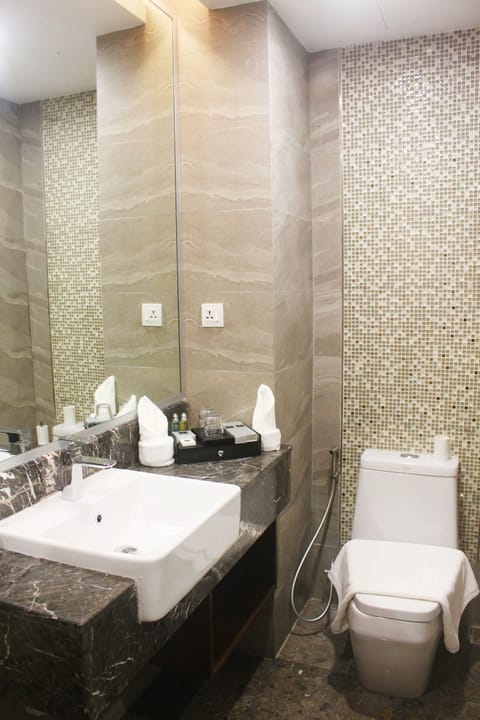 Superior Room | Bathroom | Shower, free toiletries, hair dryer, slippers