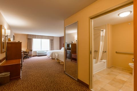 Hypo-allergenic bedding, in-room safe, iron/ironing board, free WiFi