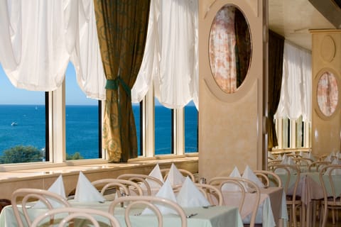 Breakfast and dinner served