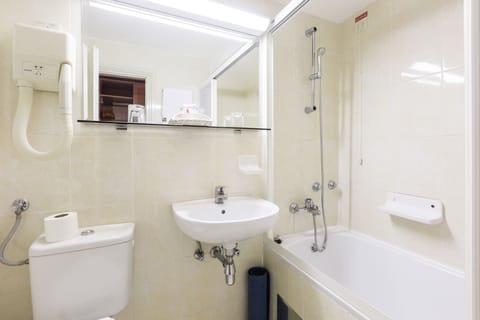 Studio for 2 persons with terrace, park side | Bathroom | Bathtub, free toiletries, hair dryer, towels