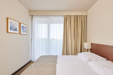 Suite with Balcony - Sea Side | Desk, blackout drapes, free WiFi, bed sheets