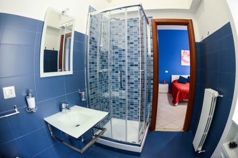 Deluxe Room, 1 Bedroom, Smoking, Private Bathroom | Bathroom | Shower, free toiletries, hair dryer, bidet