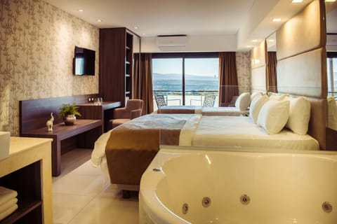 Suite Superior con Jacuzzi | Premium bedding, down comforters, minibar, in-room safe