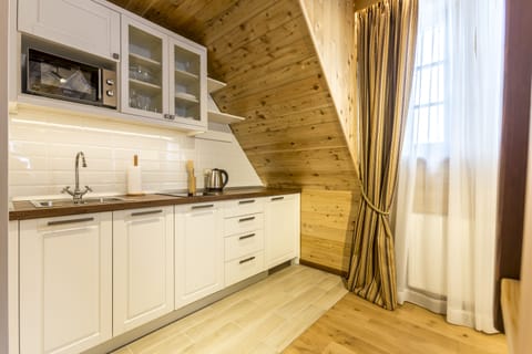 Suite Deluxe (one bedroom) | Private kitchenette | Fridge, microwave, dishwasher, coffee/tea maker