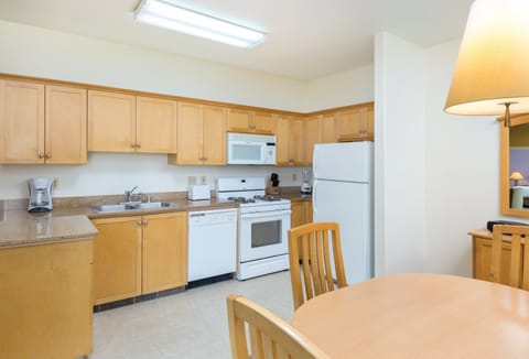 Suite, 1 Bedroom, Kitchen | In-room dining