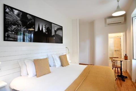 Standard Room, Ensuite | Free minibar, iron/ironing board, free WiFi, bed sheets