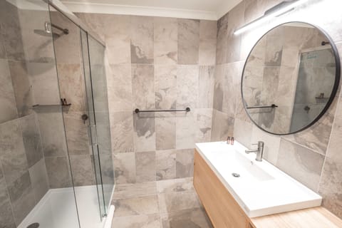 Premier King Room - Split Level | Bathroom | Free toiletries, hair dryer, towels