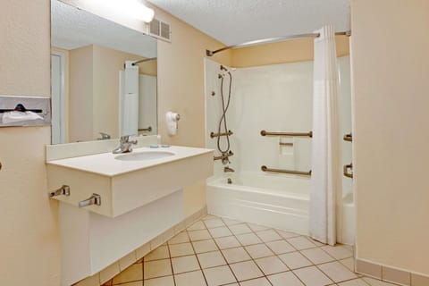 Room, 1 King Bed, Accessible (Mobility, Bathtub w/Grab Bars) | Bathroom | Shower, hair dryer, towels