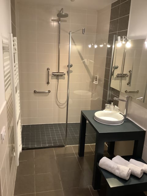 Premium Double Room | Bathroom | Free toiletries, hair dryer, towels