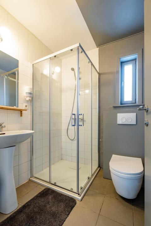 Comfort Villa, 5 Bedrooms | Bathroom | Hair dryer