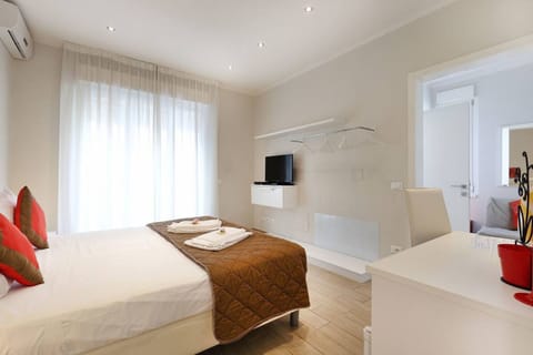 Standard Double Room, 1 Bedroom, Non Smoking | Minibar, in-room safe, individually decorated, individually furnished