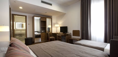 Triple Room | Premium bedding, minibar, in-room safe, desk