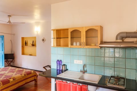 Deluxe Cottage (Studio) | In-room safe, desk, iron/ironing board, free WiFi