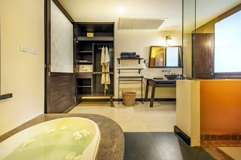 Silver Suite | Bathroom | Separate tub and shower, free toiletries, hair dryer, bathrobes