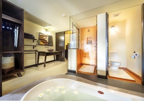Platinum Duplex Suite - Double Bedroom | Bathroom | Separate tub and shower, free toiletries, hair dryer, bathrobes
