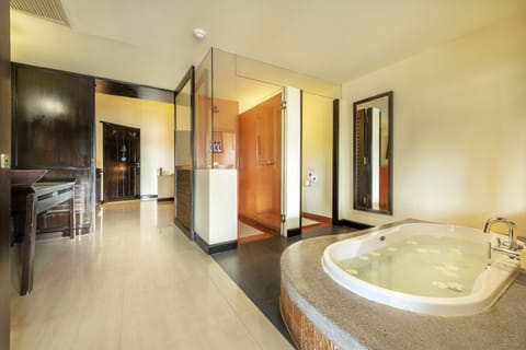 Platinum Duplex Suite - Double Bedroom | Deep soaking bathtub