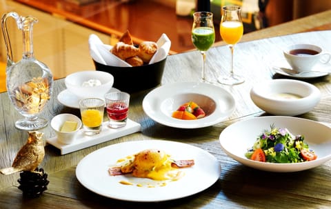 Daily cooked-to-order breakfast (JPY 3500 per person)
