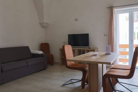 Junior Studio Suite | Living area | Flat-screen TV