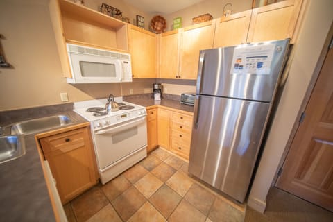 Premium Condo, 1 Bedroom, Balcony, Resort View (Silver Mill 8241) | Private kitchen | Fridge, microwave, coffee/tea maker, cookware/dishes/utensils