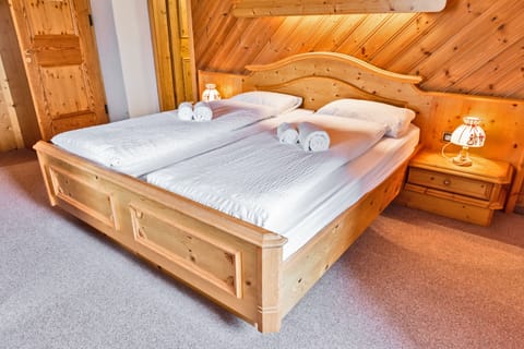 Double Room, 1 Queen Bed (Private bathroom) | Desk, free WiFi, bed sheets