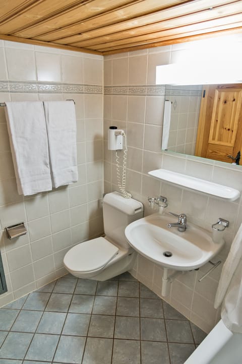Quadruple Room (Private bathroom) | Bathroom | Towels